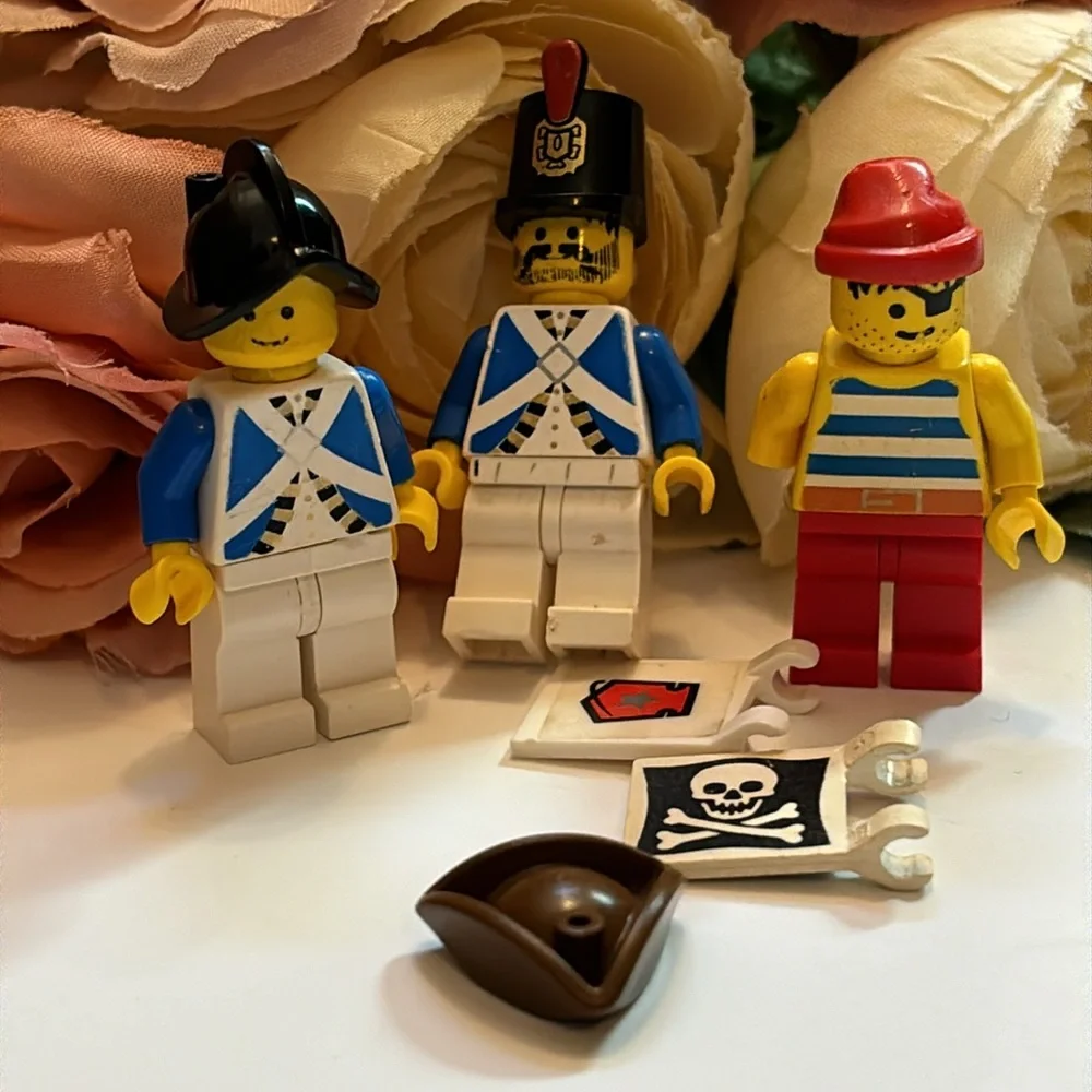 Lego Imperial Soldier 1980s VTG Blue coat soldiers and Pirate and accessories